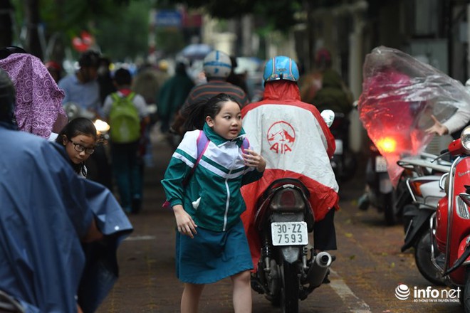 Người Hà Nội co ro trong gió lạnh đầu mùa - Ảnh 8.