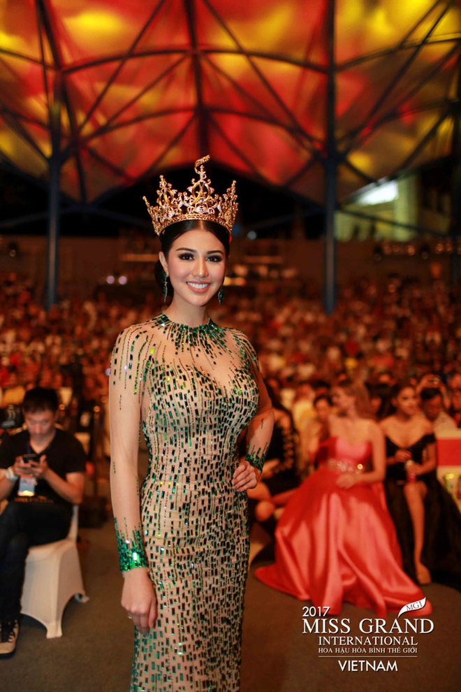 Người đẹp Thái Lan vấp té ngay trên sân khấu Miss Grand International 2017 - Ảnh 8.