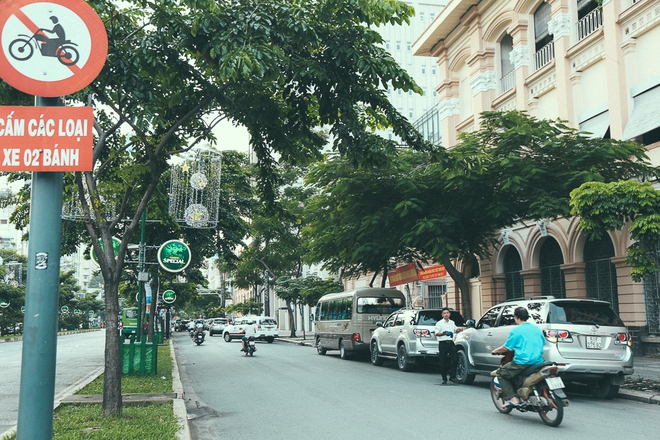 Đoàn liên ngành ngừng ra quân, vỉa hè trung tâm Sài Gòn lại thành nơi... họp chợ, đẩy người đi bộ xuống đường - Ảnh 8.