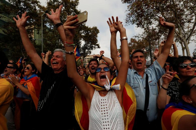 Ảnh: Catalan tuyên bố độc lập, hàng vạn người dân đổ ra đường ăn mừng - Ảnh 8.