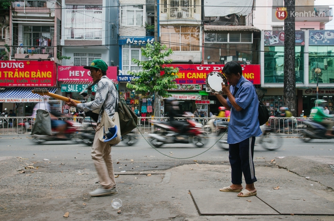 Chuyện Tám mù hát rong - Người cha lang thang Sài Gòn bán tiếng ca kiếm tiền chữa trị đôi mắt cho con gái - Ảnh 9.