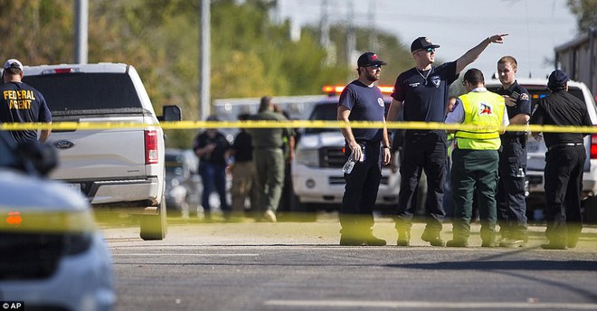Ngỡ ngàng trước biệt thự xa hoa của nghi phạm xả súng ở Texas - Ảnh 8.