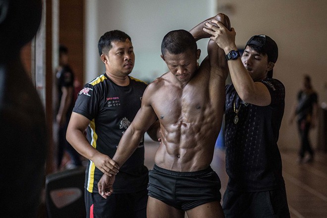 Thánh Muay Buakaw cuồn cuộn body 6 múi trước ngày đại chiến ở Trung Quốc - Ảnh 8.