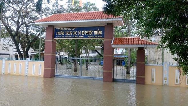 Đường phố Bình Định chìm trong biển nước, người dân dùng máy cày vượt lũ - Ảnh 8.