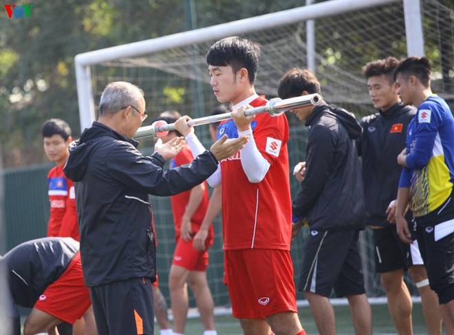 Cầu thủ U23 Việt Nam bị HLV Park Hang Seo đánh đòn vì tập sai - Ảnh 8.