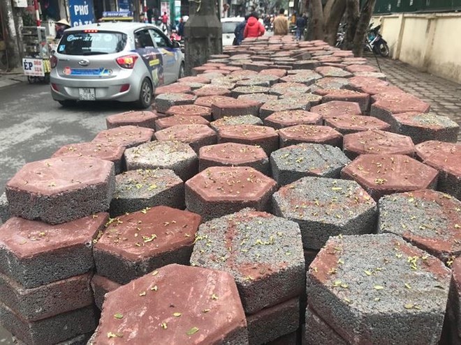 Gạch block tái xuất trên vỉa hè Hà Nội sau khi dừng lát đá - Ảnh 8.