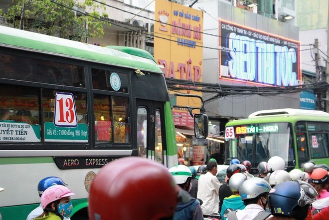 Kẹt cứng trước chợ Hòa Hưng, xe buýt 30 phút mới thoát thân - Ảnh 8.