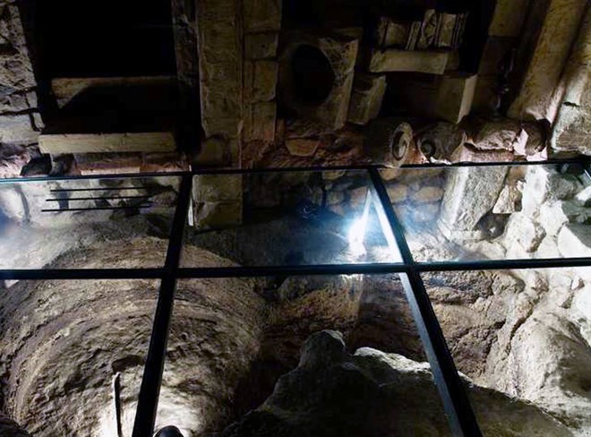 Sửa nhà vệ sinh cũ, người đàn ông phát hiện cả một kho tàng lịch sử vô giá từ hàng thế kỷ trước - Ảnh 8.