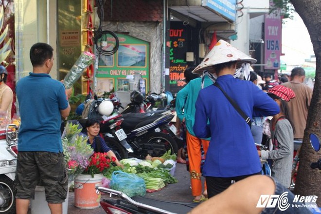 Xe biển xanh, hàng quán vẫn ‘cướp’ vỉa hè trắng trợn ở trung tâm Sài Gòn - Ảnh 9.