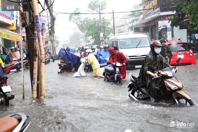 TP.HCM: Sóng vỗ “ầm ầm”, xe chết máy la liệt trên đường phố - Ảnh 9.