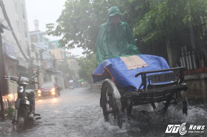 Mưa trắng trời Sài Gòn, hàng loạt tuyến đường chìm trong biển nước - Ảnh 9.