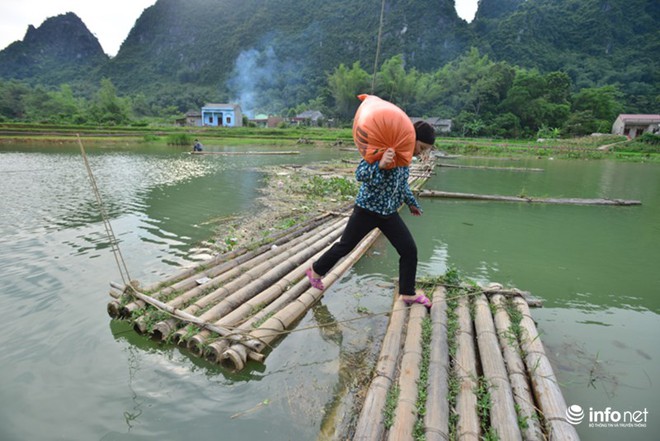 Lạng Sơn: Cô lập giữa ốc đảo, người dân thót tim qua cầu phao tạm bằng tre nứa - Ảnh 9.