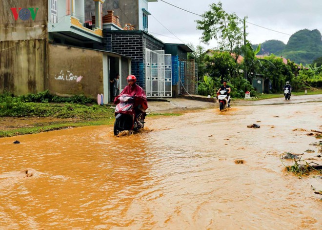 Ảnh: Sạt lở nghiêm trọng nhiều điểm trên QL 279, giao thông tê liệt - Ảnh 9.