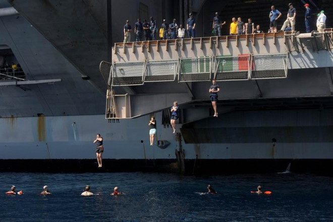 Được nghỉ, lính Mỹ tung tăng bơi lội cạnh tàu chiến - Ảnh 10.