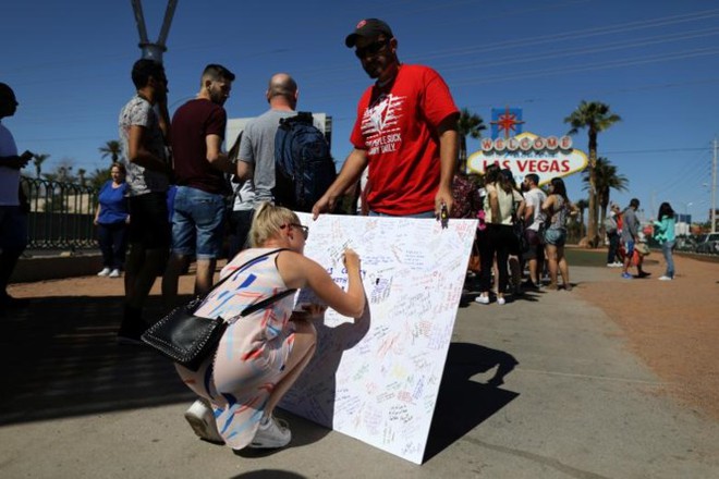 Nước Mỹ lặng đi tưởng niệm các nạn nhân vụ xả súng ở Las Vegas - Ảnh 9.