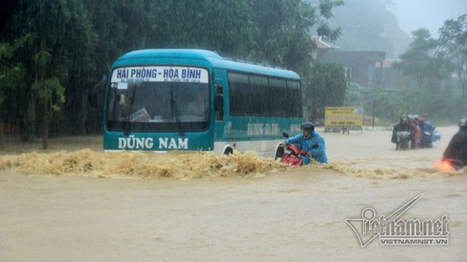 Cảnh lũ dữ tàn phá ghê gớm miền Bắc và Bắc Trung Bộ - Ảnh 9.