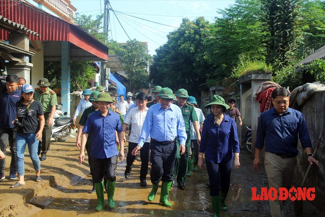 Hình ảnh xúc động: Phó Thủ tướng Trương Hòa Bình thắp hương cho nạn nhân bị lũ cuốn bên dòng suối Thia - Ảnh 9.