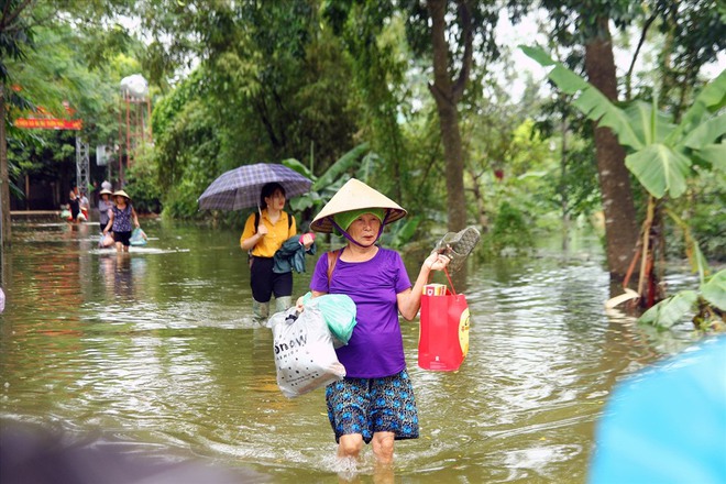 Gần 1 tuần vỡ đê Chương Mỹ: Trẻ em ngồi xe cải tiến vượt sông đến trường - Ảnh 9.