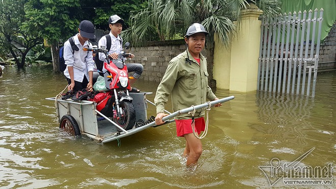 Vỡ đê Chương Mỹ: Người Hà Nội rửa bát, tắm giặt bằng nước lũ - Ảnh 10.