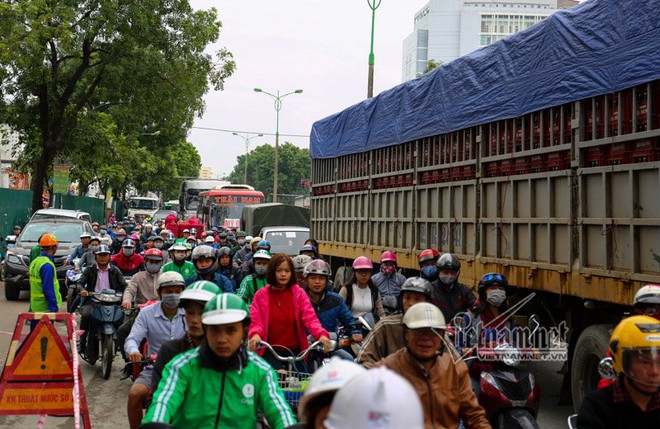 Hà Nội đốn nghìn cây, đường Phạm Văn Đồng tắc cứng - Ảnh 10.