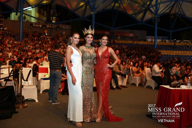 Người đẹp Thái Lan vấp té ngay trên sân khấu Miss Grand International 2017 - Ảnh 9.