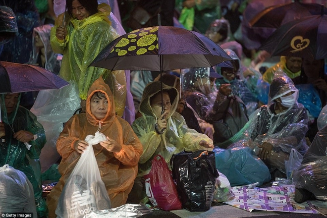 Hàng ngàn người Thái Lan mang ảnh, đội mưa chờ tiễn biệt nhà vua Bhumibol Adulyadej - Ảnh 8.
