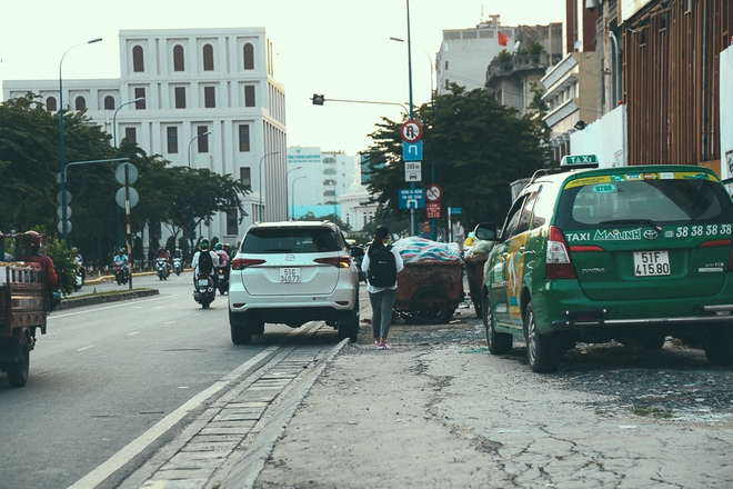 Đoàn liên ngành ngừng ra quân, vỉa hè trung tâm Sài Gòn lại thành nơi... họp chợ, đẩy người đi bộ xuống đường - Ảnh 9.