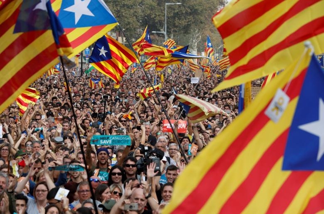 Ảnh: Catalan tuyên bố độc lập, hàng vạn người dân đổ ra đường ăn mừng - Ảnh 9.