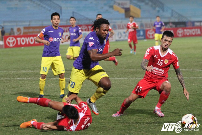 Bầu Hiển cười tươi xuống sân chúc mừng Hà Nội FC lên đỉnh V-League - Ảnh 9.