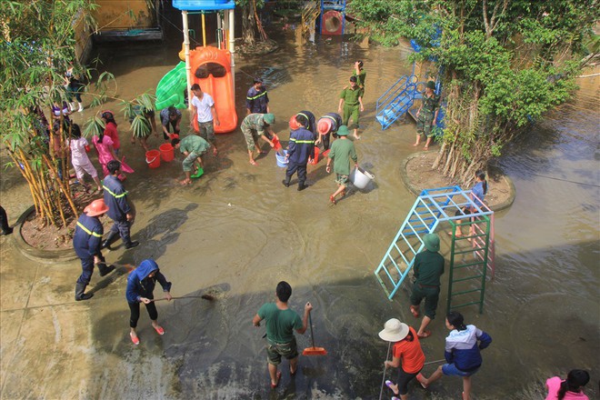 Chùm ảnh: Thừa Thiên-Huế bắt tay và khắc phục hậu quả mưa lũ - Ảnh 9.