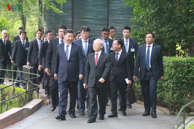 Ảnh: Chủ tịch Trung Quốc Tập Cận Bình vào Lăng viếng Chủ tịch Hồ Chí Minh - Ảnh 8.