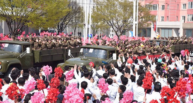 Tiết lộ hình ảnh binh sĩ Triều Tiên trong lễ duyệt binh tháng 4/2017 - Ảnh 9.