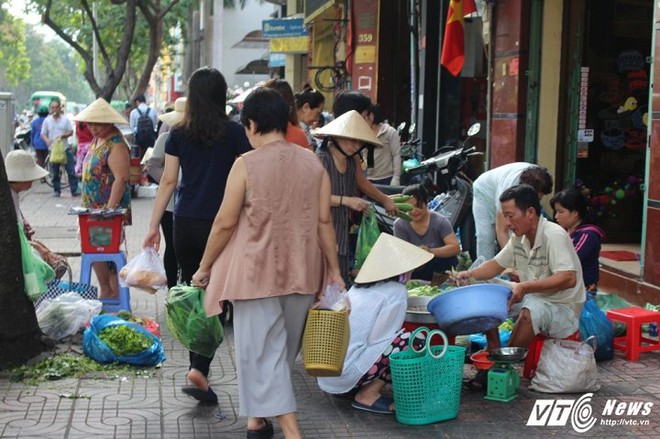 Xe biển xanh, hàng quán vẫn ‘cướp’ vỉa hè trắng trợn ở trung tâm Sài Gòn - Ảnh 10.