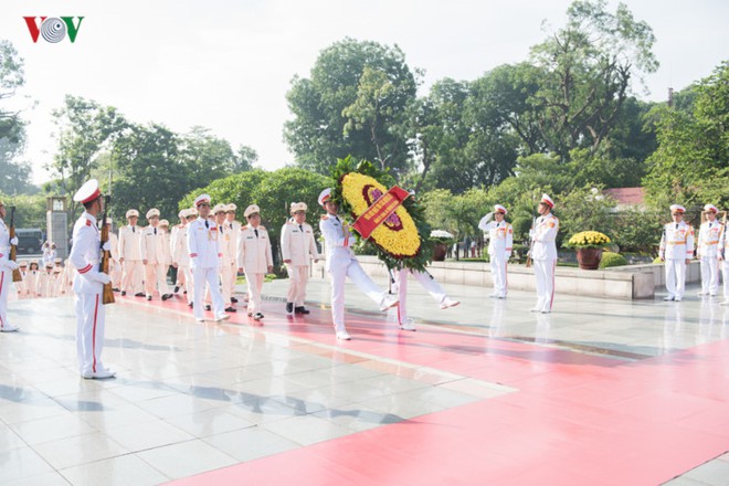 Lãnh đạo Đảng, Nhà nước dâng hương tưởng niệm các anh hùng liệt sĩ - Ảnh 10.