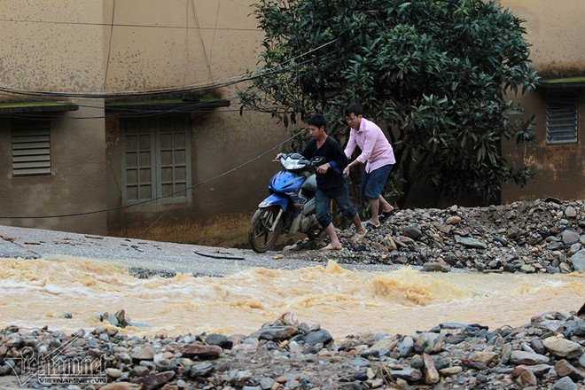 Mù Cang Chải hoang tàn nhìn từ trên cao - Ảnh 9.