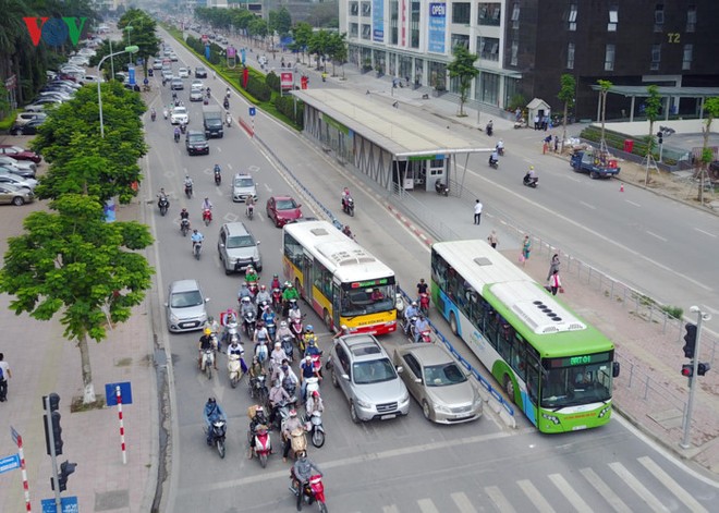 Giờ cao điểm, BRT Hà Nội không đến mức... quá tải - Ảnh 10.