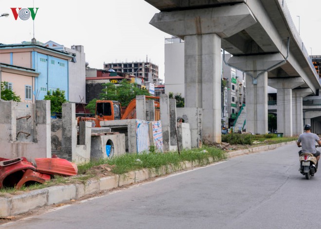 Đường sắt Cát Linh - Hà Đông: Trên ngổn ngang, dưới nhếch nhác - Ảnh 10.