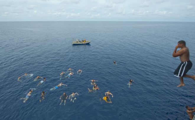Được nghỉ, lính Mỹ tung tăng bơi lội cạnh tàu chiến - Ảnh 11.