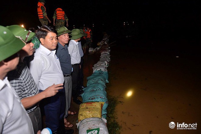 Hà Nội: Nước ngập lút nhà, dân trắng đêm sơ tán tài sản  - Ảnh 10.