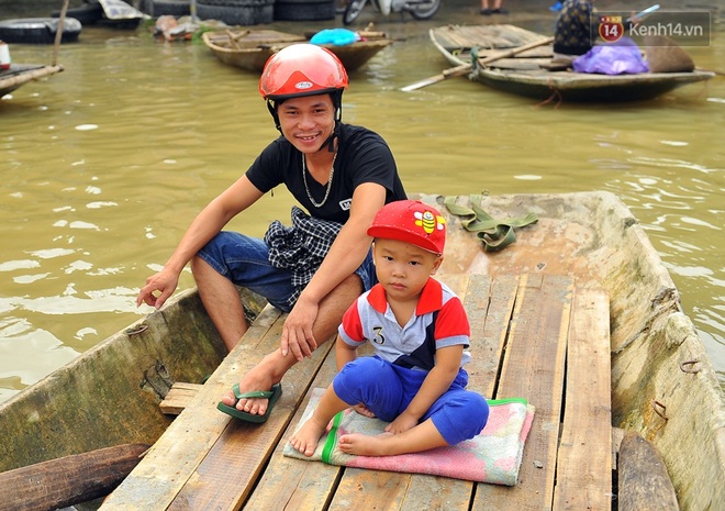 Chùm ảnh: Kiếm bộn tiền từ việc chèo đò qua điểm ngập nặng trong đợt lụt lịch sử tại Ninh Bình - Ảnh 10.