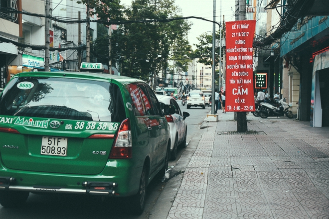 Đoàn liên ngành ngừng ra quân, vỉa hè trung tâm Sài Gòn lại thành nơi... họp chợ, đẩy người đi bộ xuống đường - Ảnh 10.