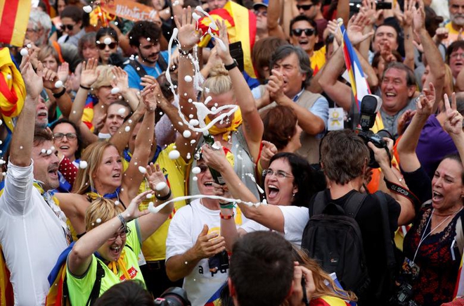Ảnh: Catalan tuyên bố độc lập, hàng vạn người dân đổ ra đường ăn mừng - Ảnh 10.