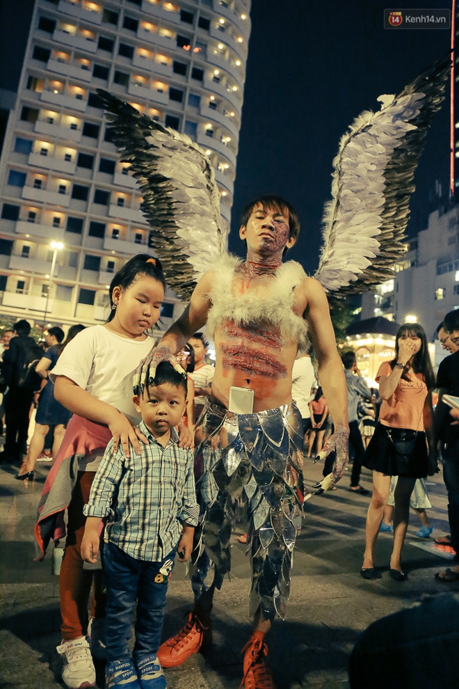 Đầu tư mùa Halloween, nhiều bạn trẻ Sài Gòn hóa trang rùng rợn trêu đùa trẻ em ở phố đi bộ Nguyễn Huệ - Ảnh 10.