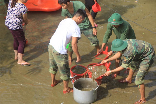 Chùm ảnh: Thừa Thiên-Huế bắt tay và khắc phục hậu quả mưa lũ - Ảnh 10.