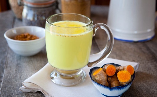 3 loại nước trái cây trị mụn - Detox bột nghệ
