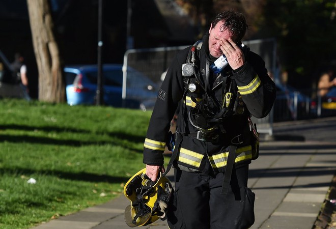 Cháy lớn ở Anh: 12 người thiệt mạng, công tác cứu hộ diễn ra ít nhất trong 24 giờ tới - Ảnh 1.