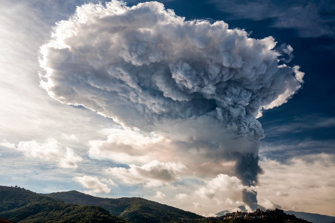 Phát hiện bằng chứng núi lửa phun trào, giúp khủng long ngự trị Trái Đất - Ảnh 2.