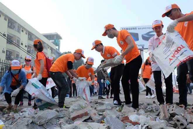 Hà Nội: Hơn 100 sinh viên bới nhặt rác thải chất đống trên đường Phạm Văn Đồng  - Ảnh 2.