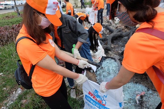 Hà Nội: Hơn 100 sinh viên bới nhặt rác thải chất đống trên đường Phạm Văn Đồng  - Ảnh 11.