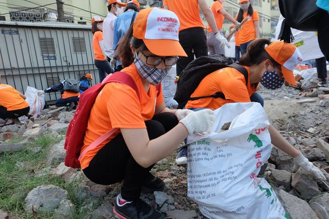 Hà Nội: Hơn 100 sinh viên bới nhặt rác thải chất đống trên đường Phạm Văn Đồng  - Ảnh 12.